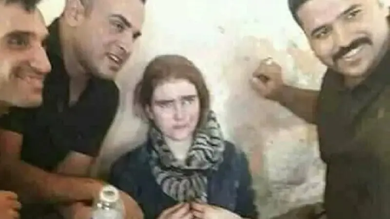 Linda Wenzel (16) tengah dikerubuni warga saat ditemukan di sebuah terowongan di kota Mosul (Twitter)