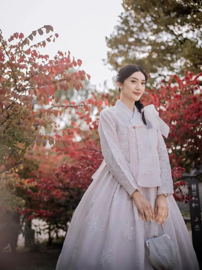 Potret Anissa Aziza Tampil Anggun dalam Hanbok Soft Pink Saat Liburan ke Korea Selatan