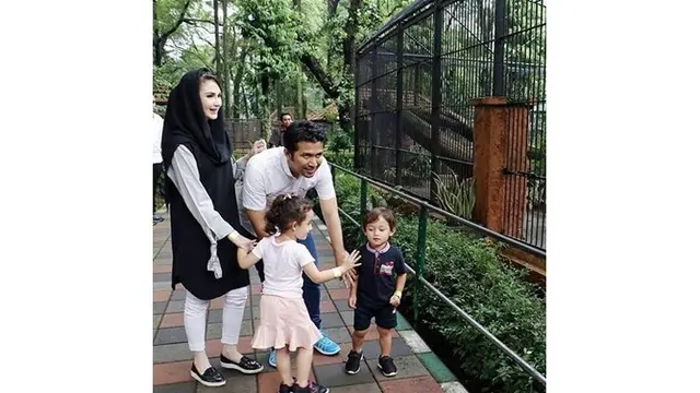 7 Potret Kebersamaan Arumi Bachsin dan Emil Dardak, Kompak Banget