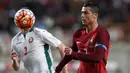 Pemain Portugal, Cristiano Ronaldo, berusaha menguasai bola di depan gawang Bulgaria dalam pertandingan persahabatan di Stadion Magalhaes Pessoa, Leiria, Portugal, (25/3/2016). (AFP/Francisco Leong)