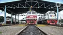 Petugas saat mencuci lokomotif kereta jarak jauh di Depo KA Cipinang, Jakarta Timur, Selasa (6/9/2022). Depo Kereta Cipinang merupakan fasilitas perawatan kereta terbesar di Indonesia yang berfungi sebagai tempat pemantauan kelayakan lokomotif dan gerbong sebelum beroperasi. (merdeka.com/Iqbal S Nugroho)