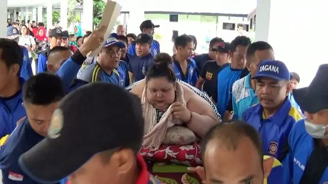 Titi Wati, penderita obesitas berbobot 350 Kilogram akhirnya dibawa ke Rumah Sakit. Proses evakuasi dilakukan tim gabungan kesehatan Palangka Raya.