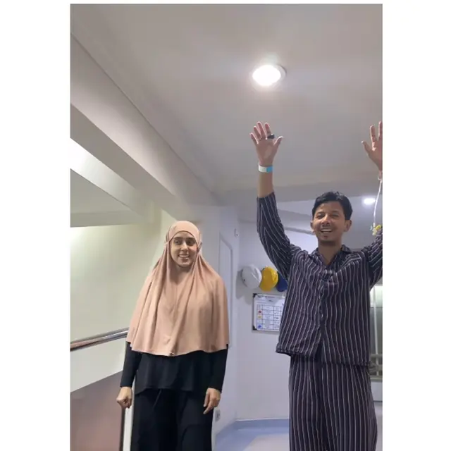 6 Potret Terbaru Sonny Septian, Belajar Jalan di Lorong RS Didampingi Sang Istri