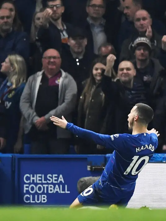 Penyerang Chelsea , Eden Hazard berselebrasi setelah mencetak gol ke gawang West Ham United dalam lanjutan Liga Inggris 2018/2019 di Stadion Stamford Bridge, Senin (8/4). Eden Hazard membantu Chelsea menang 2-0 atas West Ham United. (Reuters/Tony O'Brien)