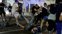 Soerang suporter terlihat terjatuh saat bentrok terjadi di kawasan bar Marseille, Prancis (10/6). Bentrokan sengit suporter Inggris dan Rusia serta pemuda lokal ini terjadi saat opening Euro 2016. (REUTERS / Eddie Keogh)