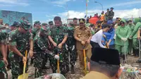 Jenderal TNI Maruli Simanjuntak bersama eSeaweed bersih-bersih pantai (Liputan6.com/Fauzan)