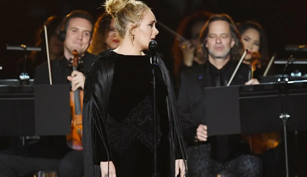 Lima kategori yang berhasil dimenangkan Adele di antaranya adalah kategori Song of The Year, Album Of The Year, Record Of The Year, Best Pop Vocal Album, dan Best Pop Solo Performance. (AFP/Bintang.com)