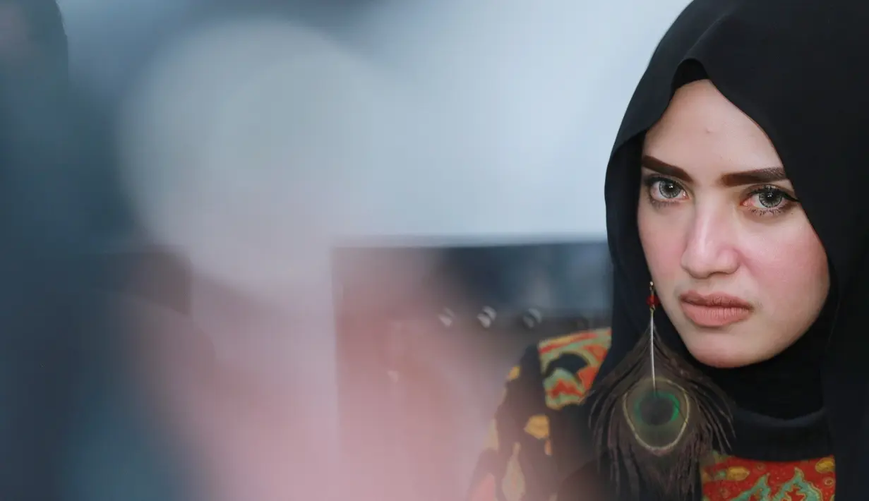 Beberapa hari setelah pemakaman istri kedua penyanyi religi Opick, Wulan Mayasari, tersiar sosok istri ketiga. Perempuan mengenakan cadar saat pemakaman disebut-sebut menjadi istri ketiganya. (Adrian Putra/Bintang.com)