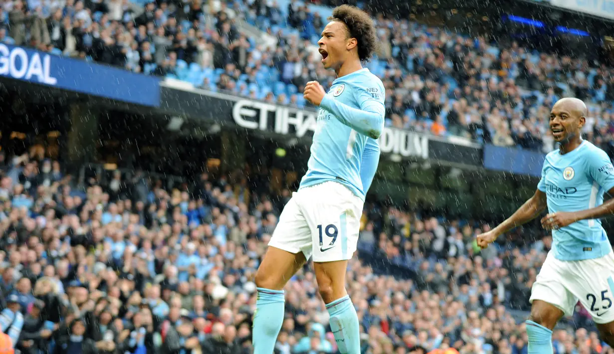 Pemain Manchester City Leroy Sane melakukan selebrasi usai mencetak gol ke gawang Liverpool  saat pertandingan Liga Inggris di Stadion Etihad, Manchester (9/9). Pada pertandingan tersebut Manchester City menang 5-0 atas Liverpool. (AP Photo/Rui Vieira)