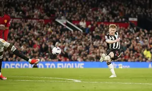 Gelandang Newcastle United, Lewis Hall mencetak gol kedua timnya ke gawang Manchester United pada laga tunda pekan ke-34 Liga Inggris 2023/2024 di Old Trafford Stadium, Manchester, Rabu (15/5/2024). (AP Photo/Dave Thompson)