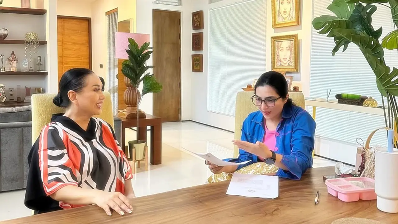 5 Potret Ruang Tengah Estetik di Rumah Titi DJ, Desain Minimalis Modern