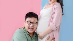 Bukan hanya karyanya yang menarik, namun kisah asmara keduanya juga mencuri perhatian. Ken dan Grat resmi menikah pada 1 September 2019 lalu. Setelah 3 tahun pernikahan, akhirnya mereka dikaruniai anak pertama. Dalam perjalanan kisah cinta mereka, suami istri YouTuber ini selalu mesra dan romantis. (Liputan6.com/IG/kenandgrat)