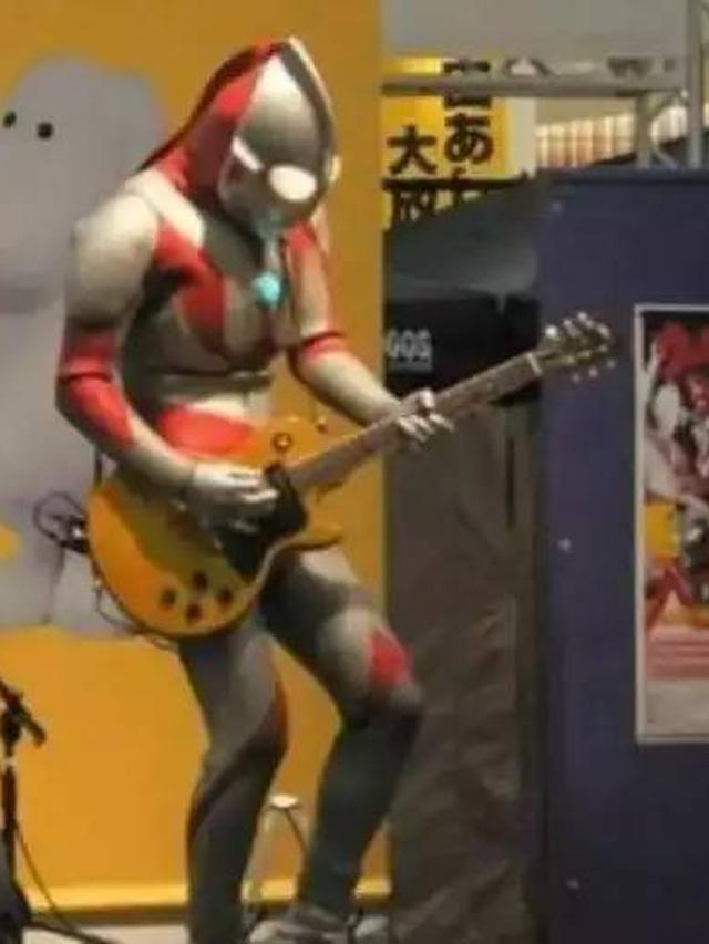 12 Potret Orang Pakai Kostum Ultraman di Tempat Umum Ini Kocak