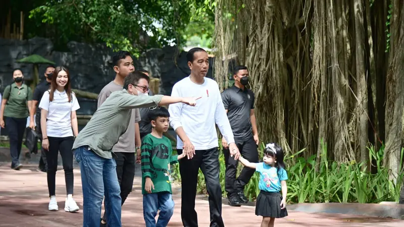 Jokowi Ajak Cucu Berlibur ke Solo Safari saat Libur Cuti Bersama Imlek 2023
