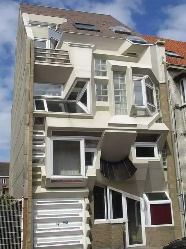 6 Potret Rumah Bertingkat dengan Desain Absurd Ini Bikin Tepuk Jidat