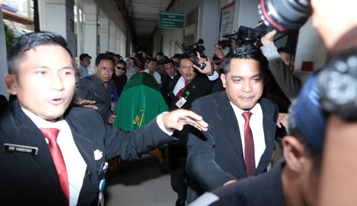 Menurut penuturan Markoneng, manajer Jupe. almarhum Jupe akan dibawa ke rumah duka di Cibubur. "Dibawa ke Cibubur, ke Raffless Hills," tuturnya. (Deki Prayoga/Bintang.com)