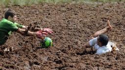 Pemain sepak bola rawa berebut bola dalam turnamen memperebutkan Piala Rusia yang berlangsung di Saint Petersburg, Rusia. Sabtu (27/6). (AFP PHOTO/OLGA MALTSEVA)