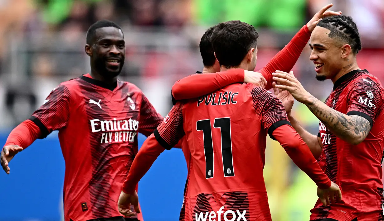 Bek AC Milan, Fikayo Tomori (kiri) bersama dan Noah Okafor (kanan) merayakan gol yang dicetak oleh Christian Pulisic (tengah) saat pertandingan sepak bola Serie A Italia di Stadion San Siro, Milan, 10 Maret 2024. (GABRIEL BOUYS/AFP)