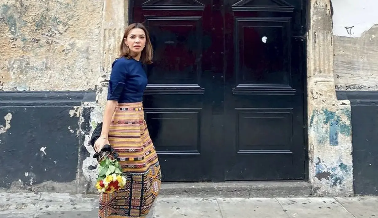 Atasan tersebut, dipadukan dengan rok panjang motif etnik dari brand lokal Stella Rissa. @najwasihab