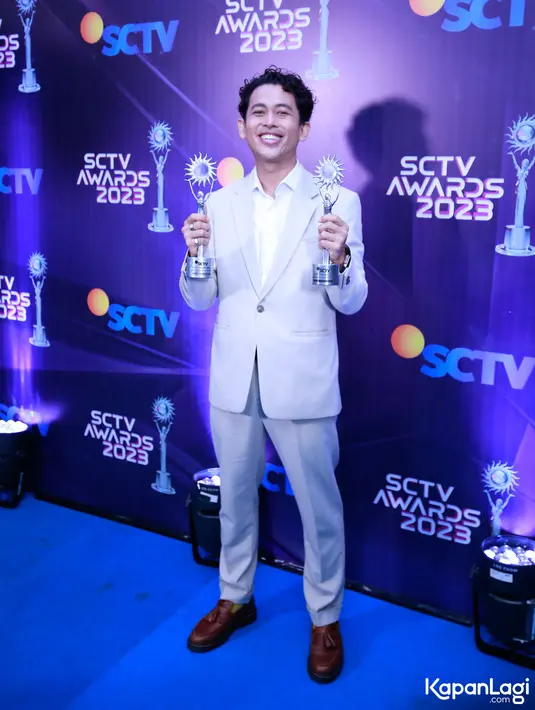 Penampilan Budi Doremi saat hadir dalam ajang bergengsi SCTV Awards 2023. Senyum sambil memegang piala yang baru saja didapatkan. Budi berhasil menang dalam kategori, Soundtrack Sinetron Paling Ngetop.  [Foto: Bayu Herdianto/KapanLagi.com]
