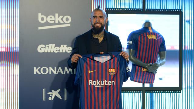 Resmi Bergabung, Arturo Vidal Pamer Jersey Barcelona