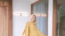 Outfit kuning tua yang dipakai Saritiw kian membuatnya terlihat feminin. Tak heran banyak yang terinspirasi dengan gaya OOTD Saritiw dengan outfit seperti di foto. Aura kecantikan Saritiw kian terlihat saja saat tampil menawan dengan outfit kuning dan oranye. (Liputan6.com/IG/@saritiw)
