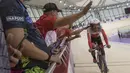 Selebrasi M Fadli pebalap sepeda Indonesia yang meraih medali emas di nomor 4000 meter Individual Pursuit C4 di Velodrome Rawamangun, Jakarta,  Jumat (11/10/2018).  (Bola.com/Peksi Cahyo)