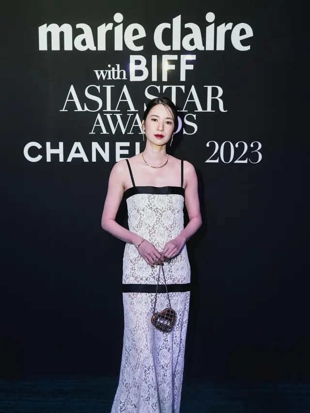 7 Potret Laura Basuki Raih Penghargaan di BIFF 2023, Ungkap Rasa Bangga
