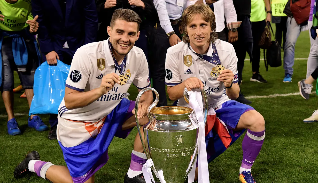 Luka Modric dan Mateo Kovacic. Keduanya bersama Real Madrid berhasil mengalahkan Juventus 4-1 dalam partai final Liga Champions 2016/2017 di Millennium Stadium, Cardiff, 3 Juni 2017. (AFP/Javier Soriano)