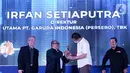 Ketua Dewan Juri Sugiharto memberikan penghargaan kepada Dirut Garuda Indonesia Irfan Setiaputra pada acara BUMN Branding and Marketing Award 2020, di Jakarta, Kamis (05/11/2020). Dirut Garuda Indonesia Irfan Setiaputra meraih The Best CEO in Branding & Marketing Transformation. (Liputan6.com/Pool)