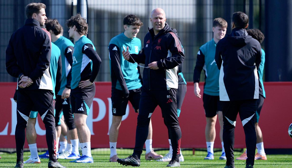 Liverpool dalam situasi sulit sekarang ini. Saat melawan Galatasaray di Turki, mereka kalah dengan skor 1-0. (Peter Byrne/PA via AP)
