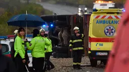 Petugas pemadam kebakaran, polisi, dan penyelamat bekerja di lokasi kecelakaan yang melibatkan bus dengan truk di Nitranske Hrnciarovce, Slovakia, Rabu (13/11/2019). Para pejabat mengatakan kecelakaan tersebut menewaskan 12 orang dan melukai 20 lainnya. (Lukas Grinaj / TASR via AP)