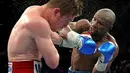  Floyd Mayweather Jr. saat mengalahkan Canelo Alvarez untuk merebut gelar juara dunia Kelas Menengah Ringan WBC. 14 September 2013. (AFP)