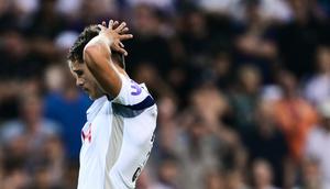 Ekspresi kecewa pemain Tottenham Hotspur, Micky van de Ven setelah gagal mencetak gol dalam babak adu penalti saat laga final UEFA Super Cup 2025 melawan PSG di Bluenergy Stadium, Udinese, Italia, Rabu (13/08/2025) waktu setempat. (AFP/Marco Bertorello)