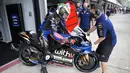 Pembalap WithU Yamaha RNF MotoGP asal Afrika Selatan Darryn Binder duduk di atas sepeda motornya saat sesi latihan bebas pertama di Pertamina Mandalika International Street Circuit, Mandalika, Lombok Tengah, Nusa Tenggara Barat, Jumat (18/3/2022). (AP Photo/Achmad Ibrahim)