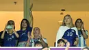 Istri penyerang Argentina Lionel Messi, Antonela Roccuzzo (kedua kiri), ibunya Celia Maria Cuccittini (kedua kanan) dan dua putranya, Thiago (kiri) dan Ciro (ketiga kanan) menunggu Pertandingan semifinal Piala Dunia 2022 antara Argentina melawan Kroasia di Stadion Lusail di Lusail, Doha, Rabu (14/12/2022).  Argentina menang atas Kroasia 3-0. (AFP/Juan Mabromata)