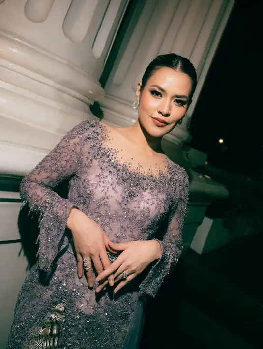 Raisa memilih mengenakan kebaya ungu lengan panjang terompet. Kebaya dari Ayung Berinda pun dihiasi beads yang indah.  [@raisa6690]