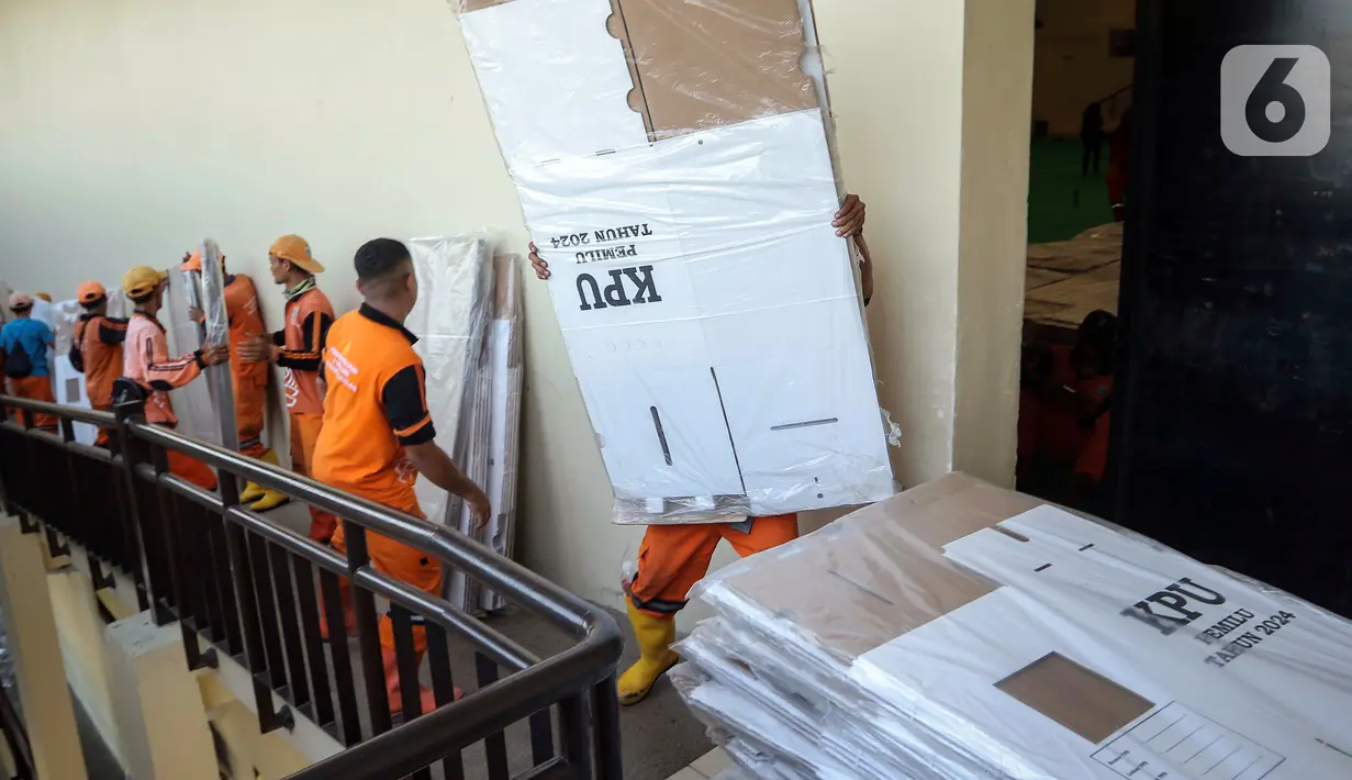 Mulai dari perbaikan kerusakan ringan dan kebocoran atap ringan. Penggantian kunci-kunci pintu yang rusak untuk keamanan gudang logistik di masing-masing GOR. (Liputan6.com/Angga Yuniar)