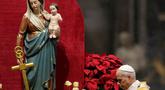 Paus Leo XIV merayakan Misa Malam Natal di Basilika Santo Petrus, Vatikan, Rabu 24 Desember 2025. Untuk pertama kalinya sejak terpilih sebagai pemimpin tertinggi Gereja Katolik, Paus Leo XIV memimpin langsung rangkaian perayaan Natal di Vatikan. (AP Photo/Gregorio Borgia)