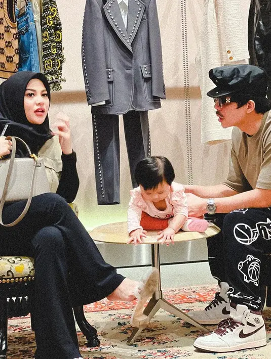 Sesampainya di Singapura, mereka tak hanya sekedar berjalan-jalan. Aurel Hermansyah juga menyempatkan waktu untuk shopping atau berbelanja. Baby Ameena yang menemani sang ibu, tampak begitu menggemaskan.(Liputan6.com/IG/@attahalilintar)