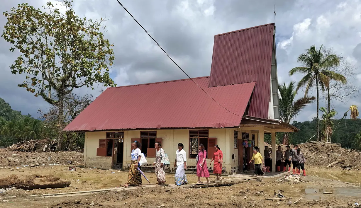 Nuansa sukacita bercampur haru menyelimuti prosesi ibadah Natal di Gereja Protestan Angkola di desa Aek Ngadol, Tapanuli Selatan, Sumatera Utara. Tampak dalam foto, warga desa meninggalkan Gereja Protestan Angkola di desa Aek Ngadol, Tapanuli Selatan, Sumatera Utara, pada Kamis 25 Desember 2025, setelah banjir dan tanah longsor yang melanda di daerah tersebut pada akhir November 2025 lalu. (AMROE/AFP)