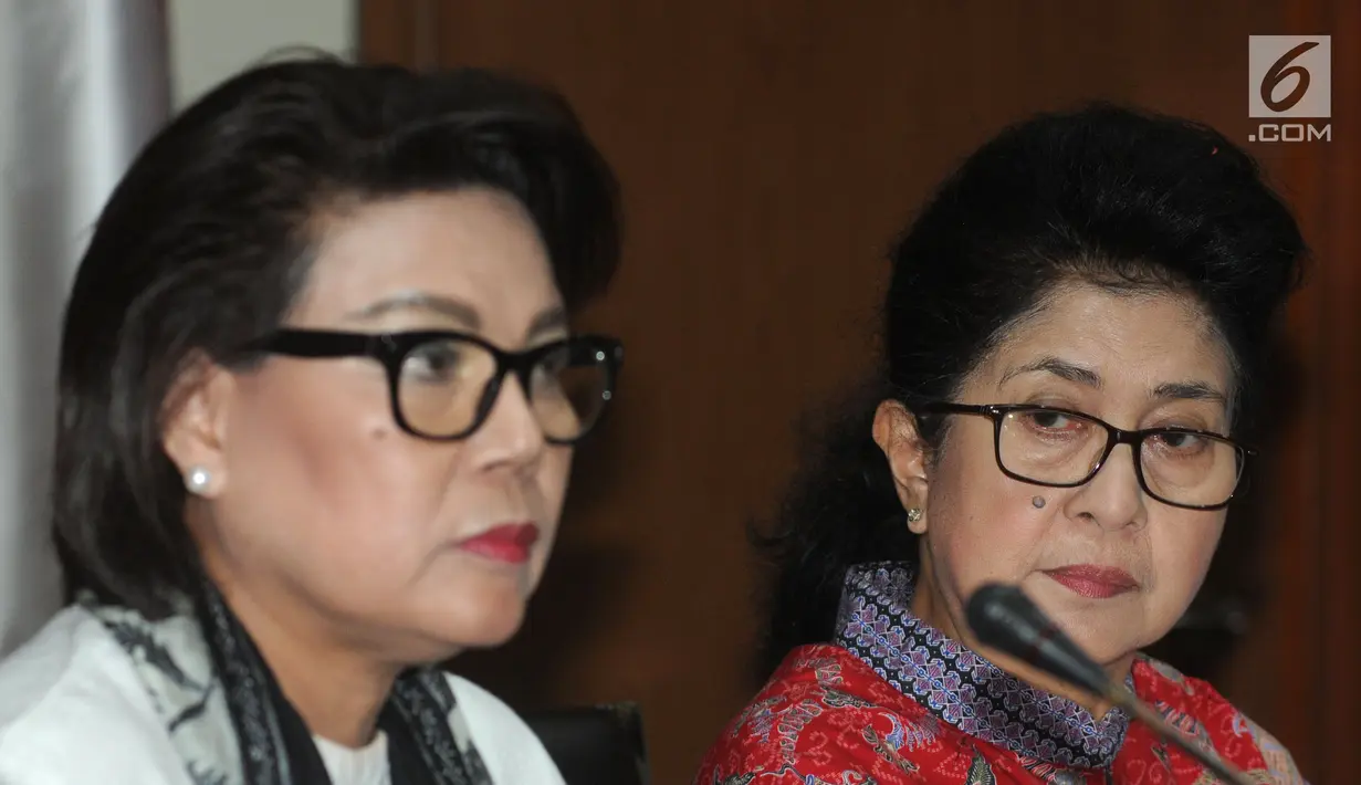 Wakil Ketua KPK Basaria Panjaitan (kiri) dan Menteri Kesehatan Nila F Moeloek memberi keterangan usai pertemuan tertutup di Gedung KPK, Jakarta, Rabu (16/1). (Merdeka.com/Dwi Narwoko)
