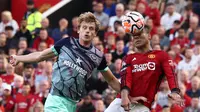 Gelandang Manchester United, Casemiro melakukan duel di udara melawan bek Brentford, Mads Roerslev dalam laga Premier League 2023/2024 di Old Trafford, Sabtu (7/10/2023) malam WIB. (AFP/Darren Staples)