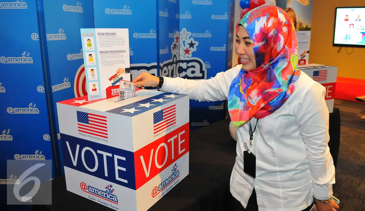 Pengunjung memasukan selembaran voting saat mengikuti simulasi pemilihan Presiden Amerika Serikat di @america di Jakarta, Rabu (9/11). (Liputan6.com/Angga Yuniar)