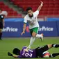 Kiper Vietnam U-23, Minh Long Phi (bawah) menahan serangan pemain Indonesia, Ahmad Nufiandani diperebutan tempat ketiga Sepak Bola SEA Games 2015 di National Stadium Singapura, Senin (15/6/2015). Indonesia kalah 0-5. (Liputan6.com/Helmi Fithriansyah)