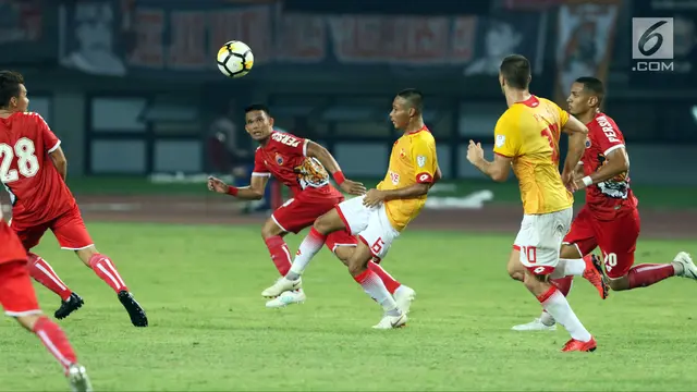 Aksi Evan Dimas dan Ilham Udin Armaiyn Saat Laga Selangor FA Lawan Persija