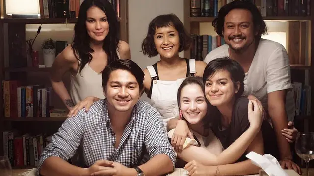 Beri Dukungan, Ini 6 Potret Persahabatan Sophia Latjuba dan Dwi Sasono