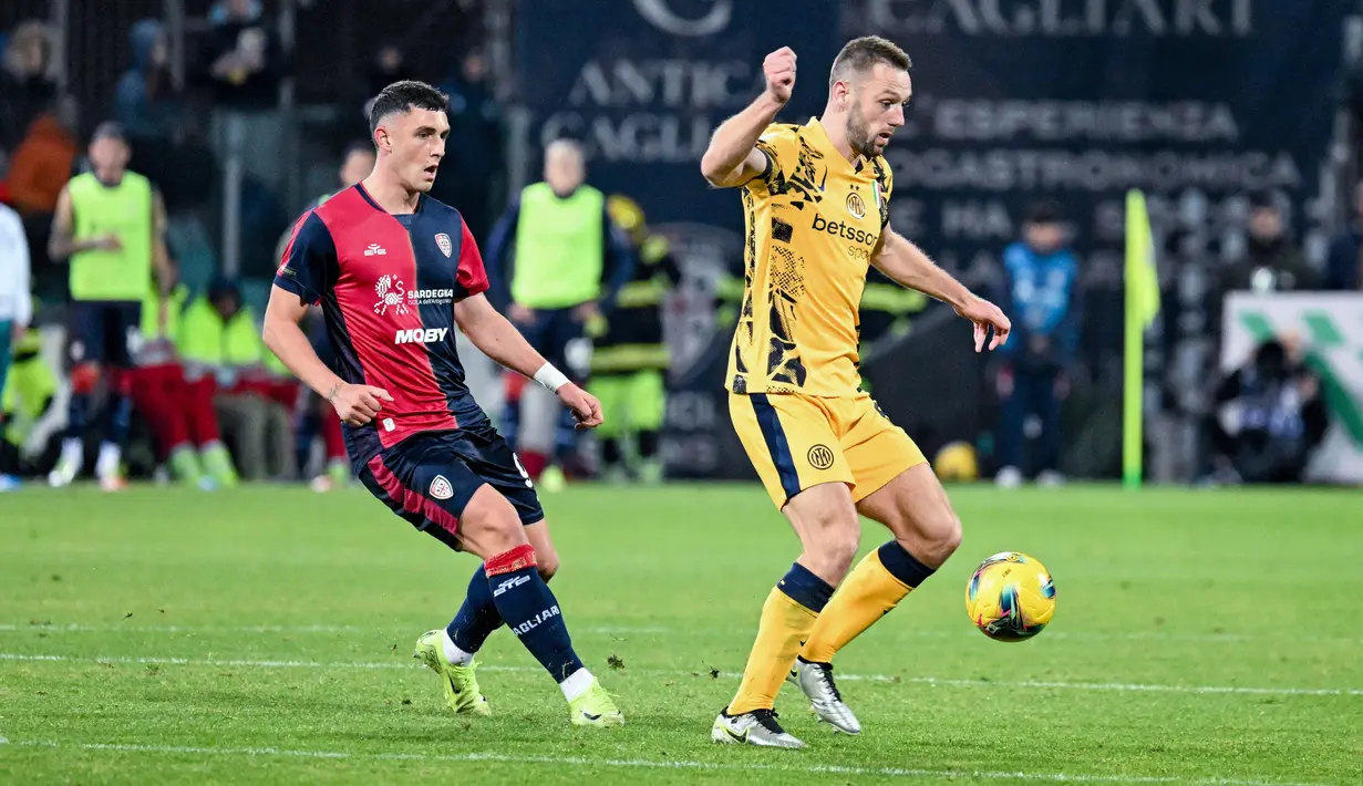 Bertanding di markas Cagliari, Sardegna Arena, Inter Milan sempat kesulitan di babak pertama. Tuan rumah bisa memaksa bermain imbang 0-0 di babak pertama. (Gianluca Zuddas/LaPresse via AP)