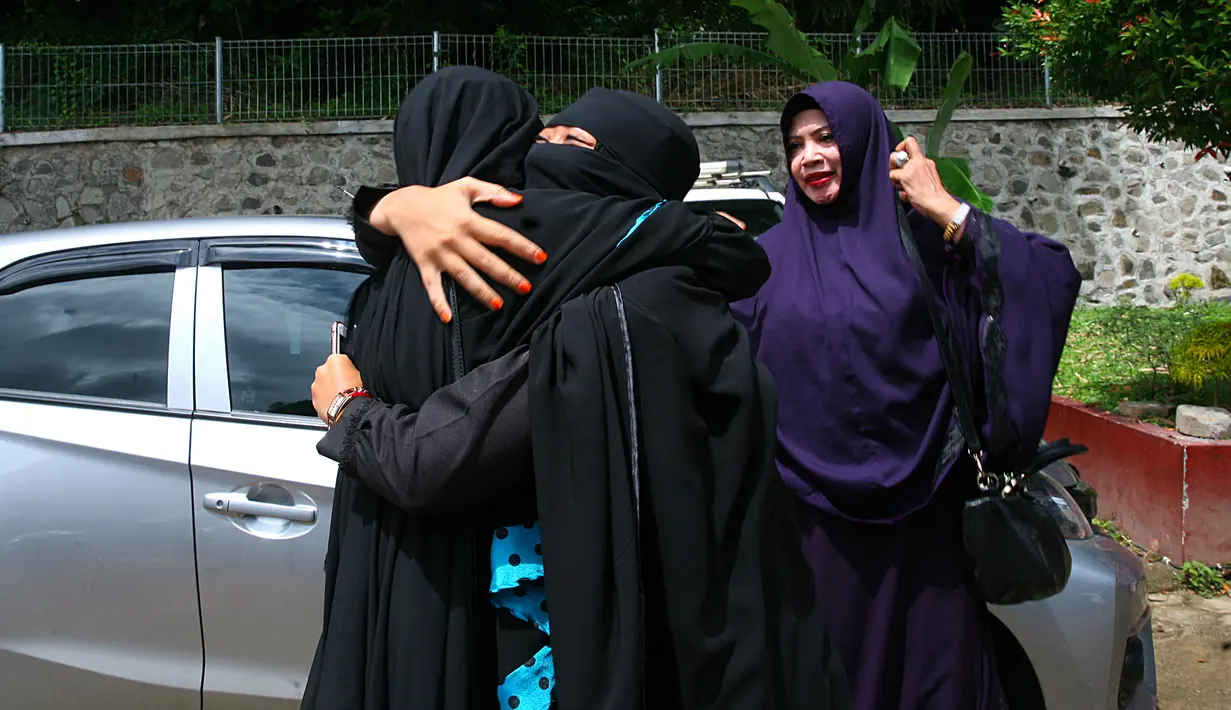 "Ya alhamdulillah lancar, hari ini putus juga, lega. Alhamdulillah La Tahzan kata Allah, jangan bersedih, nggak boleh sedih, jangan sedih," kata Indadari usai menghadiri sidang putusan, Selasa (16/1/2018). (Nurwahyunan/Bintang.com)