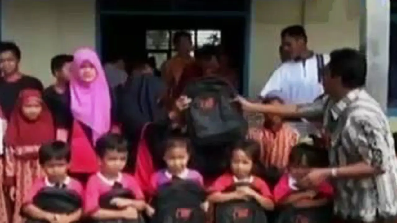 VIDEO: Pundi Amal SCTV Bagikan Alat Sekolah untuk Korban Banjir